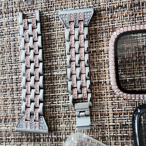 Fit bit versa 2 bundle - Picture 3 of 5